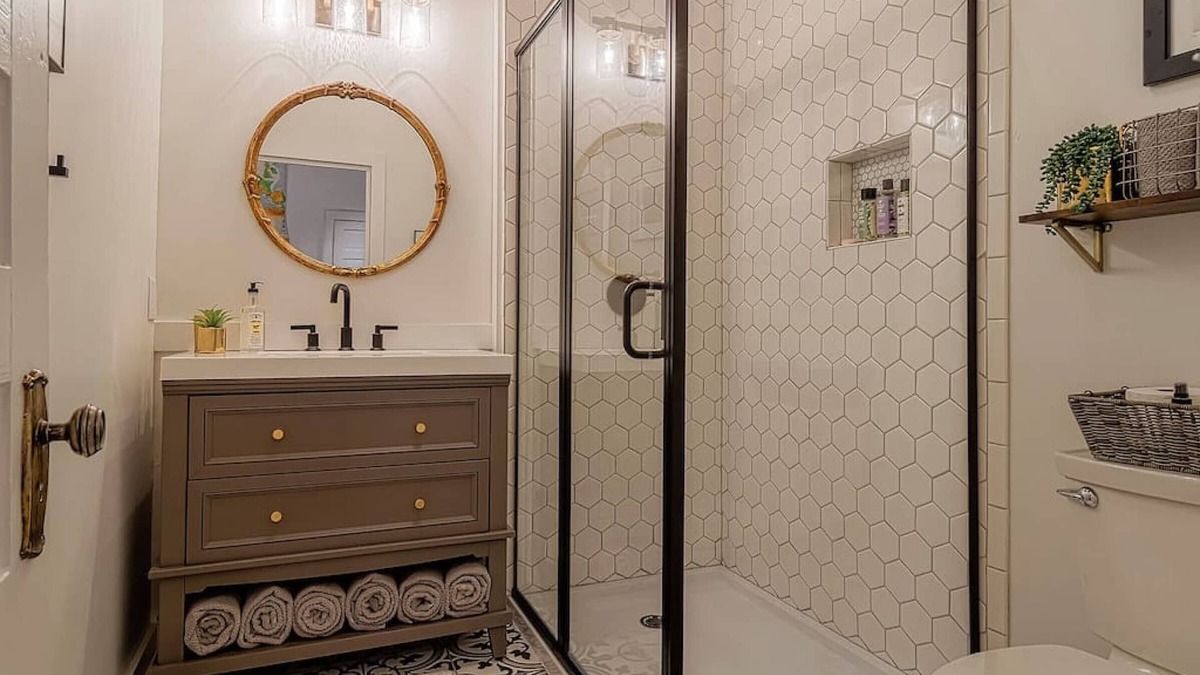 Earlewood Apartment | 1217 - Right Side · Queen Anne Victorian - Traveler's Apartment