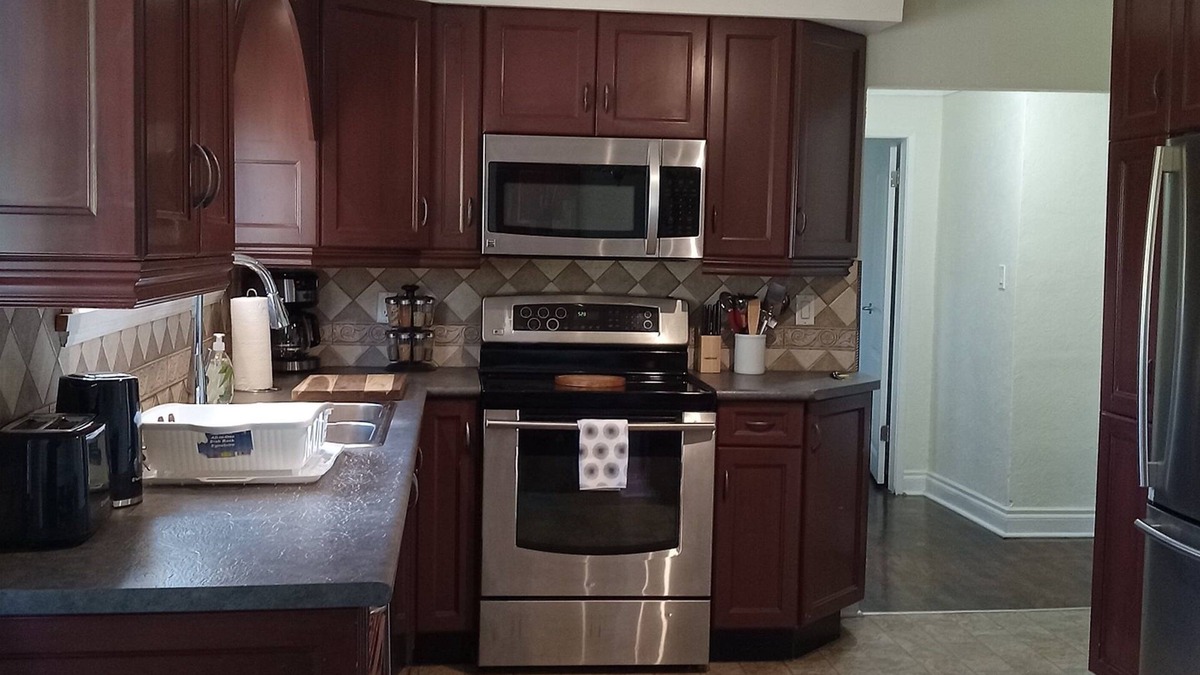 Saanich West House | #126 Broadway St - 6 Bedroom Two-Story House