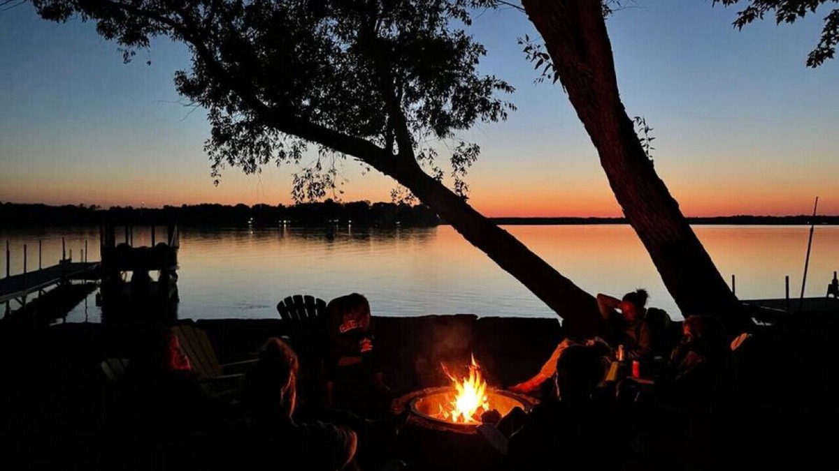 Beckwith Cottage | 127 Cedar · Cheerful and Relaxing Lakefront 3 Bedroom