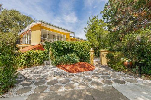 Yarralumla House | 128 m² House ∙ 3 bedrooms ∙ 6 guests