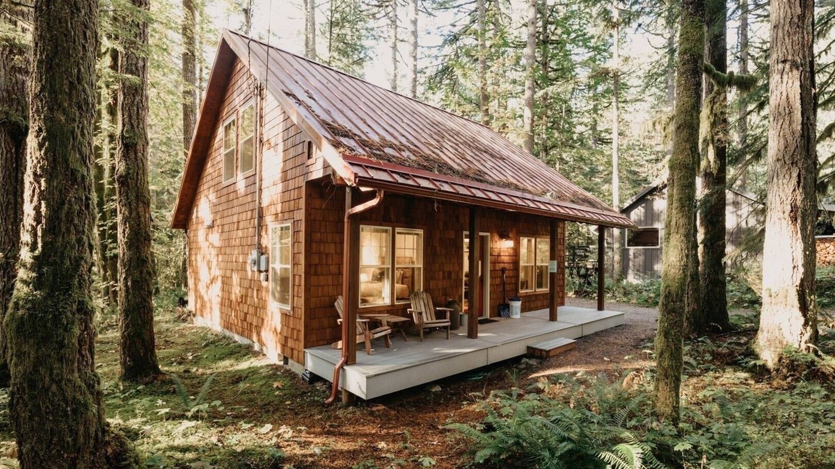 Glacier Cabin | 12GS - Wi-Fi - Pets OK - A/C - BBQ by RedAwning
