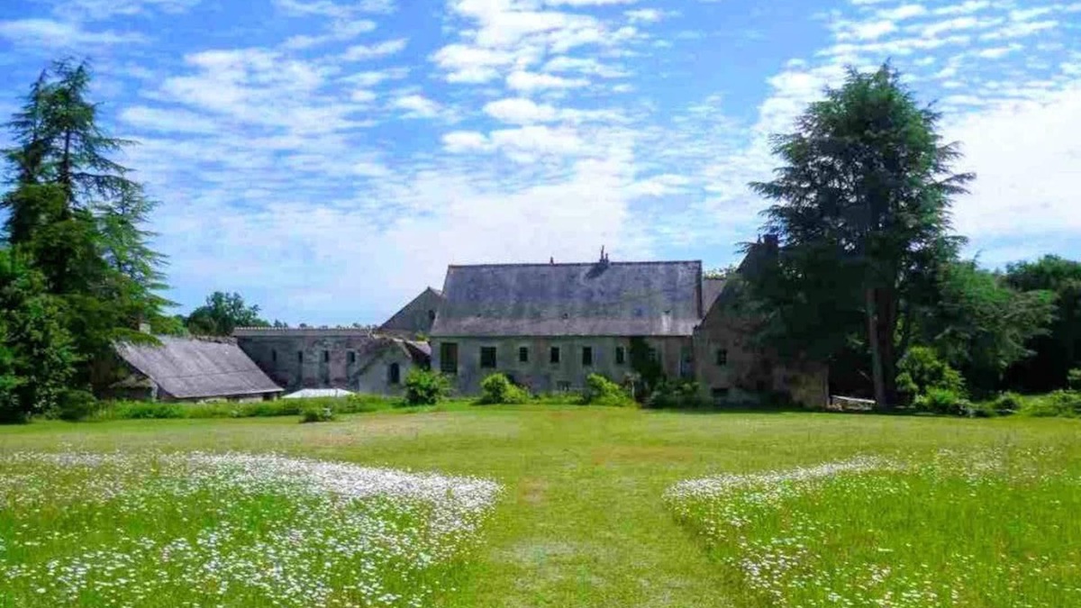 Pont-de-Ruan House | 12th-century abbey, private heated swimming pool. Events welcome.
