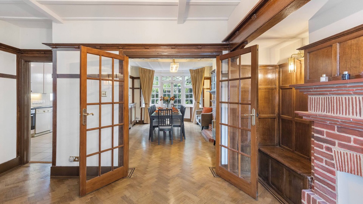 Golders Green House | 13-Bed London Gem, Opposite Tube perfect for groups and families