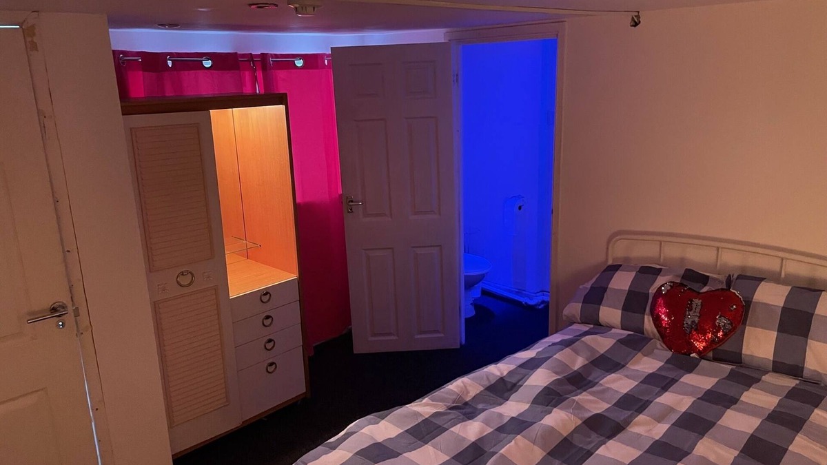 Shrewton House | 13 Guest Rooms 1602 Public House House Daily Cleaning House keeper