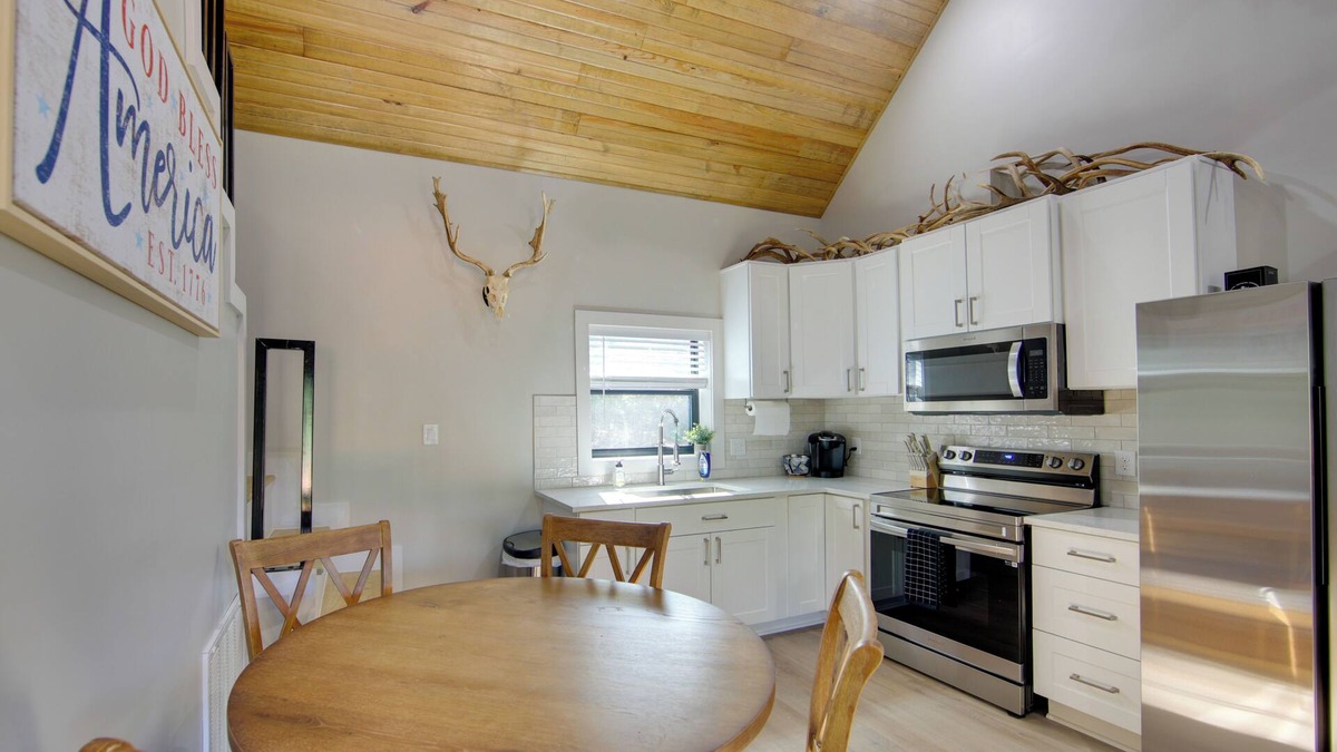 Palestine Cabin | 13 Mi to Dtwn Palestine: Modern Cabin w/Fire Pit
