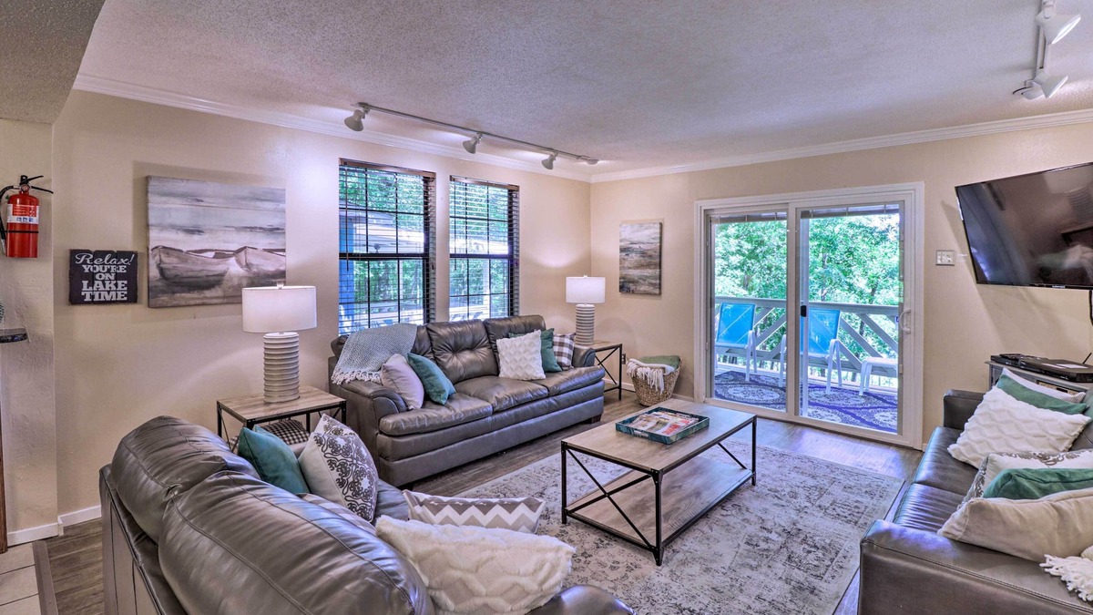 Royal House | 13 Mi to Hot Springs: Serene Royal Home w/Deck!