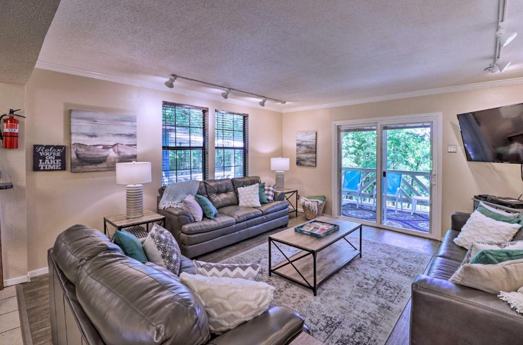 Royal House | 13 Mi to Hot Springs Serene Royal Home with Deck!