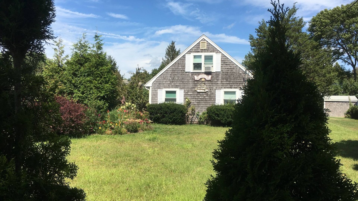 Falmouth House | 13 Quiet duplex by the beach, short walk to Falmouth Village, high-speed WiFi.