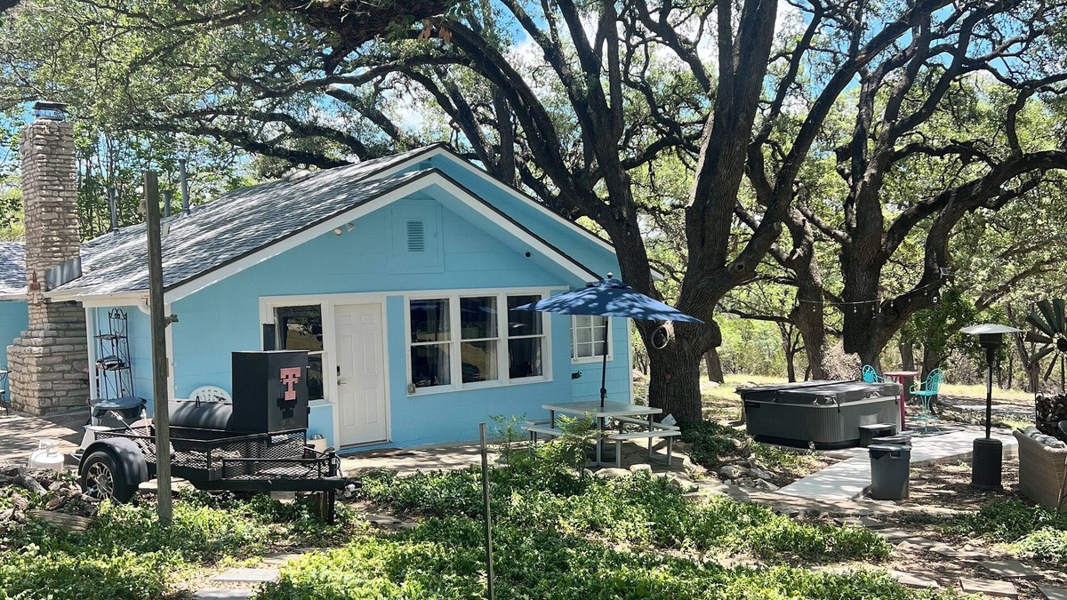 Boerne Cabin | 130 Acres with cabin in the woods- 7 miles from downtown Boerne