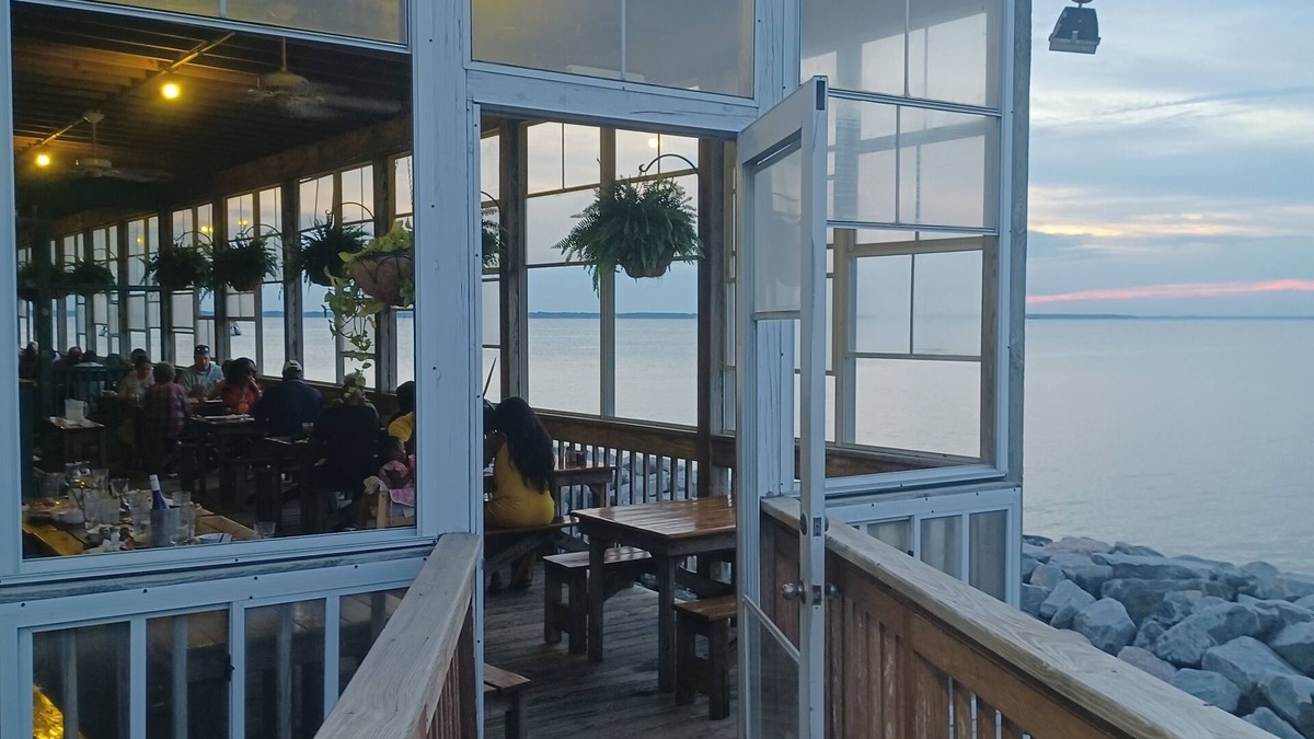 Buckroe Beach House | 1300sqft, 3 blcks frm Buckroe Beach, dog friendly, 6mi coliseum/conventioncenter
