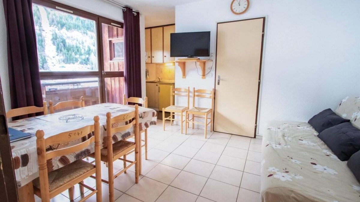Villarodin-Bourget Apartment | 130m from ski slopes, 5th floor, balcony, parking, tv, ski locker, 35m², La Norma