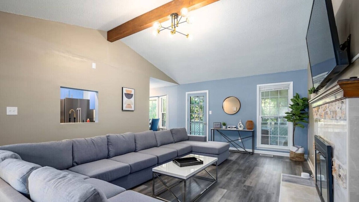 Huntsville House | 13115 Chaney Thompson CAL MTR · {Urban Oaks} Dual Masters/4 Bedrooms/Air Hockey