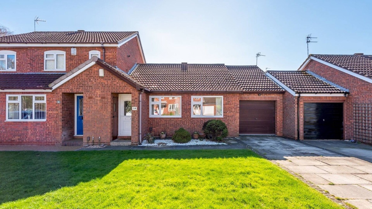 York House | 14 Acomb Wood Drive · Peaceful 2-Bed Home in York with Free Parking I Pass The Keys