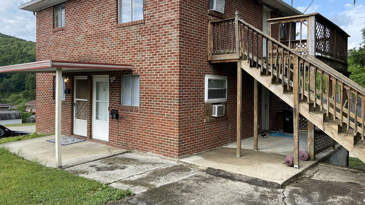 Kilsyth House | 14 B North Grimmett. Traveling Nurses Welcome.