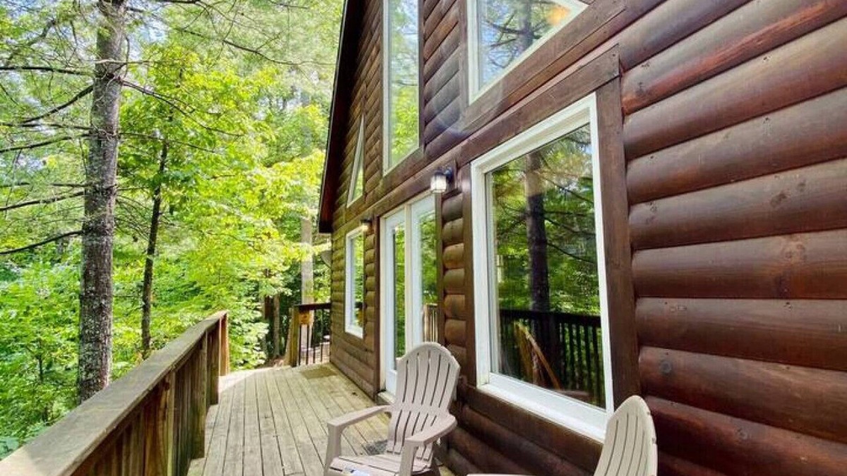 Rogers Apartment | 14 Guest, 7 Bed, 4 BR, Lakefront Cabin w/Hot Tub