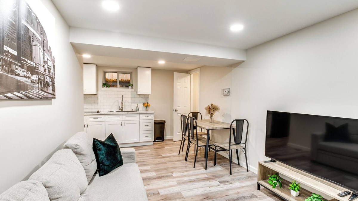 Pelham Apartment | 14 Mi to Central Park: Chic Mt Vernon Retreat