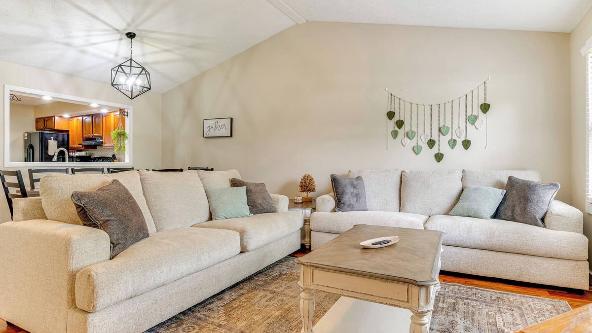 Greenwood House | 14 Mi to Dtwn Indy: Family Gem w/Yard