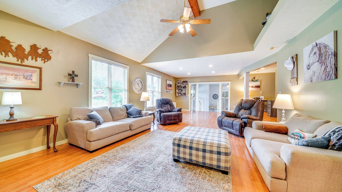 Highview House | 14 Mi to Dtwn Louisville: Holiday Vacation Home!