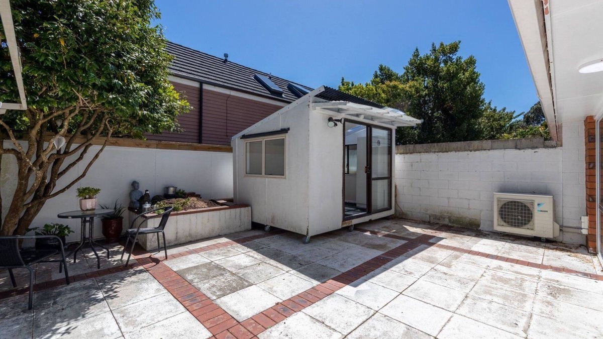 Lower Hutt House | 14 Minutes to the ferry! Five bedrooms with a yard, an office room, and more!