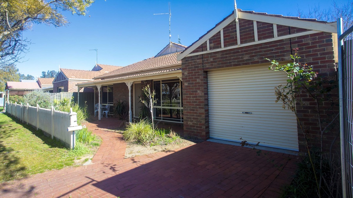 Echuca Apartment | 14 on Henry in the PORT OF ECHUCA . Modern self contained accommodation.
