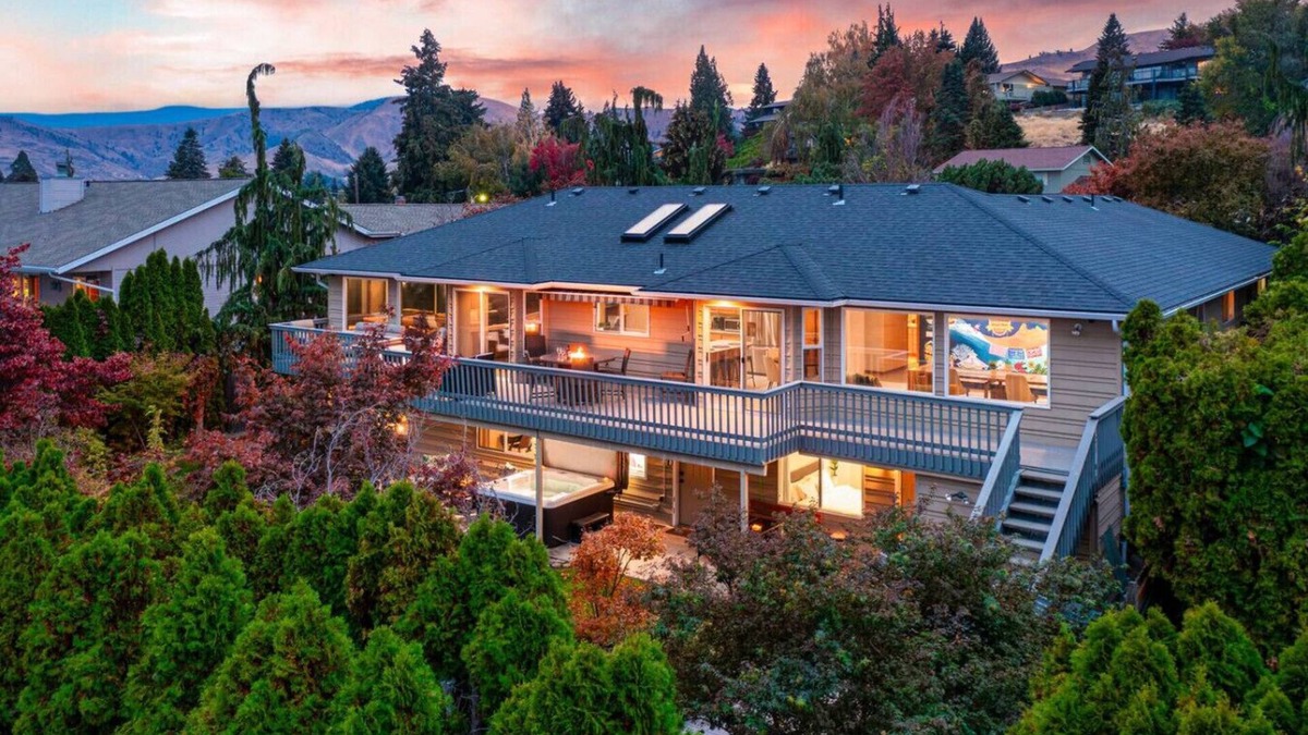 Sunnyslope House | 14-Person Adventure Oasis w/Hotub