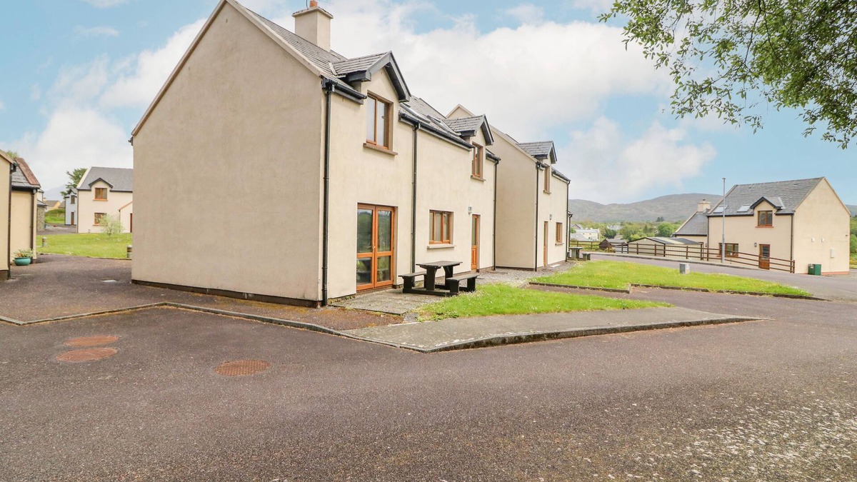 Sneem Cottage | 14 SNEEM LEISURE VILLAGE, pet friendly in Sneem, County Kerry
