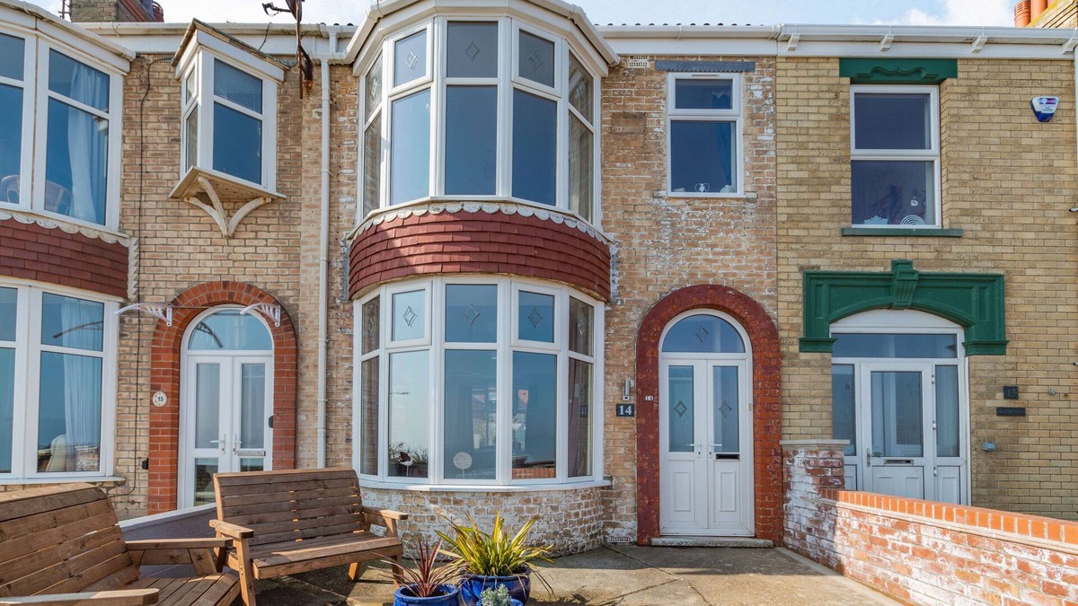 Withernsea House | 14 THE PROMENADE, romantic, character holiday cottage in Withernsea