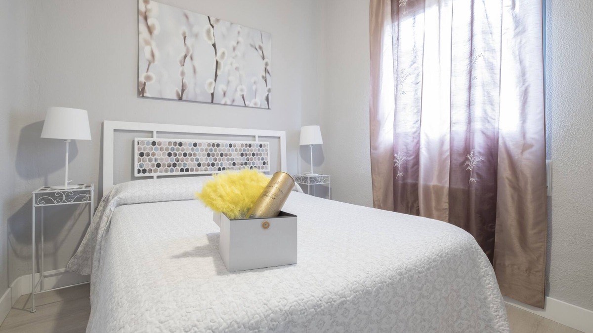 Moscardo House | 14 WIFI + A/C + METRO/BUS same street 10 minutes from downtown