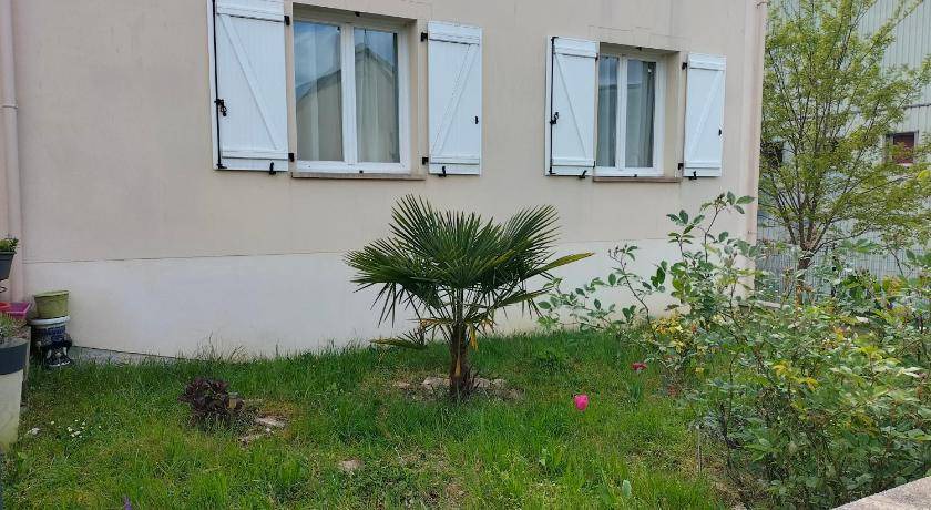 Saint-Cyr-l'Ecole House | 140 m² House ∙ 3 bedrooms ∙ 7 guests