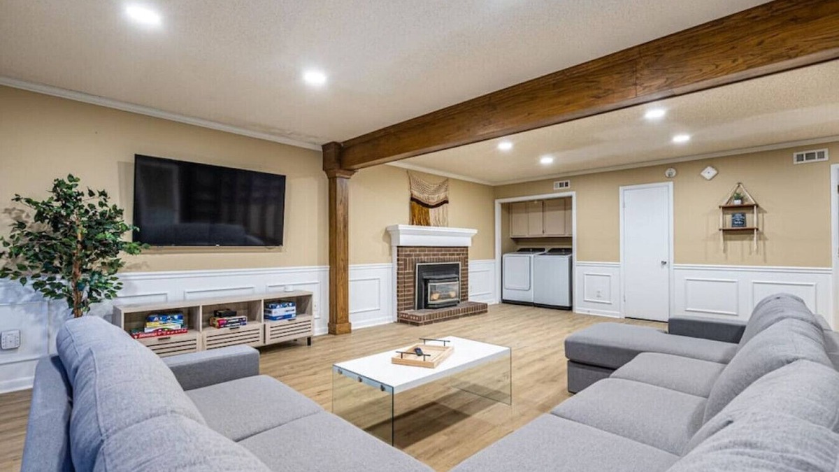 Huntsville House | 14003 Maebeth · ❂Mayflower Cottage❂ Ping Pong Table/Fiber Wifi!