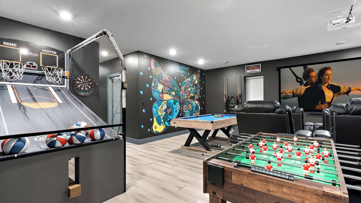West Seventh House | 14guests, gameroom, theatre, sauna in the center of twin cities