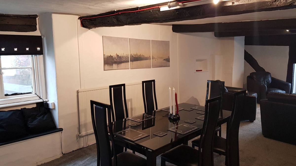 Newent Apartment | 14th Century 4 Bed Flat oozing Character