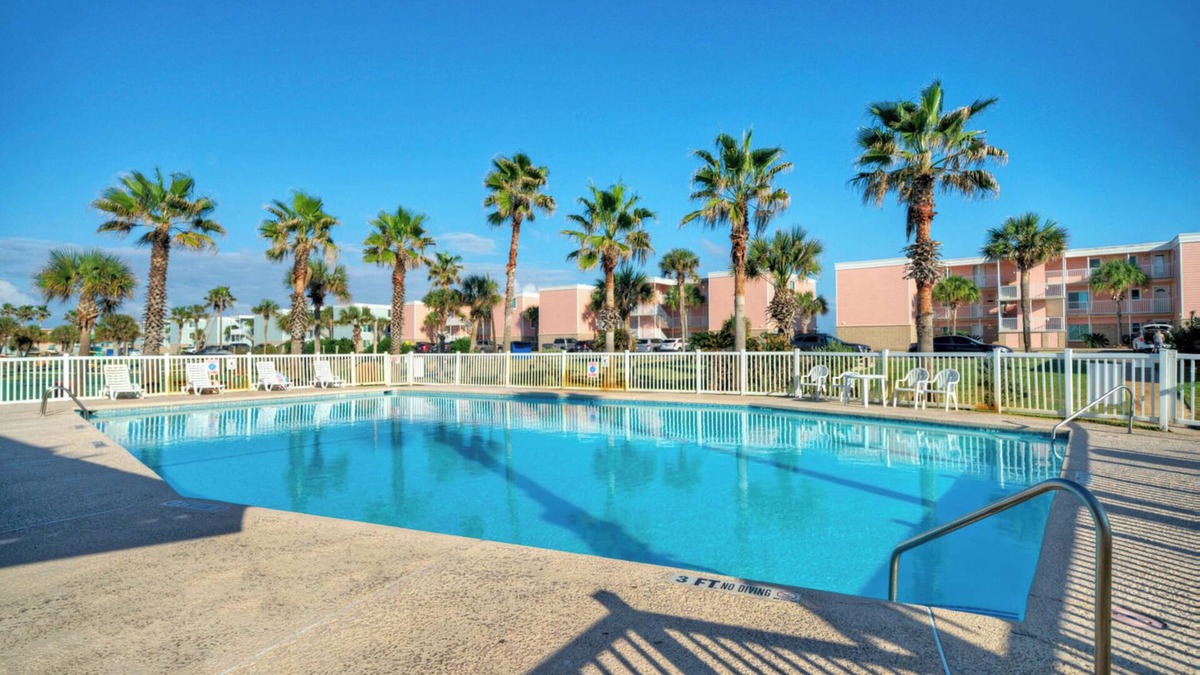 Port Aransas House | 15 Condos, Sleeps 96 w/Pools, Beach Access & Boardwalk | Island Retreat