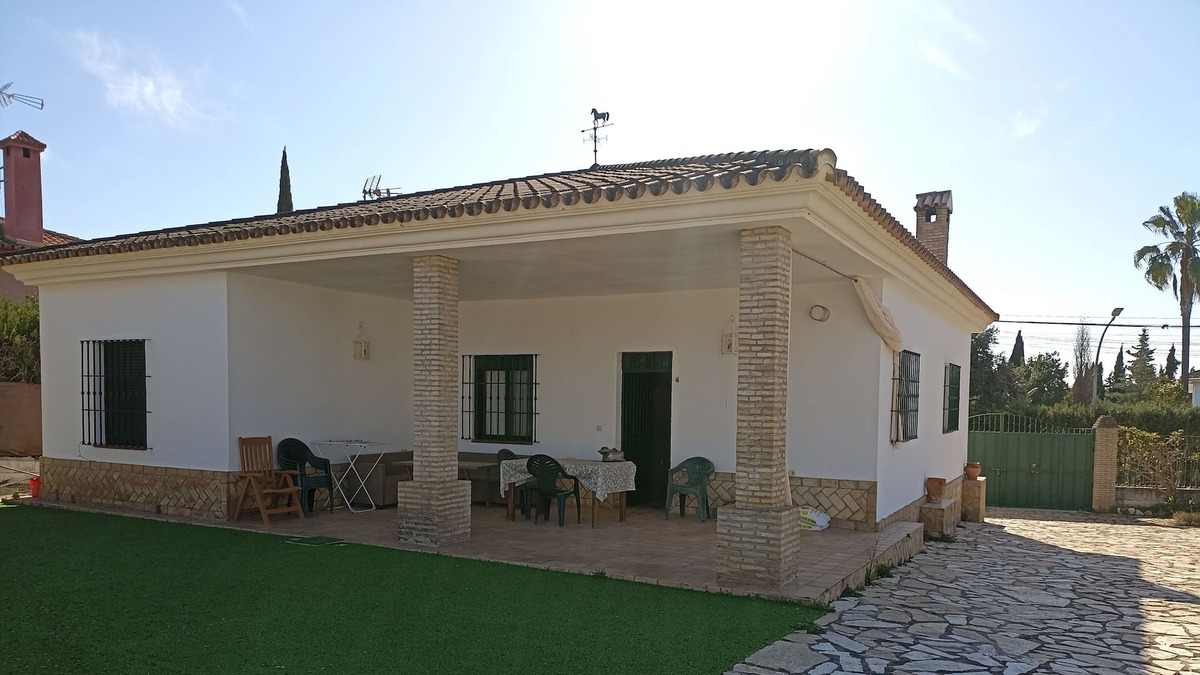 Guillena Villa | 15' from Seville! Large Villa with pool surrounded by nature!