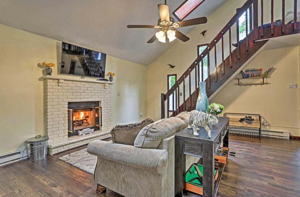 Tobyhanna House | 15 Mi to Camelback Ski Resort Home with Deck!