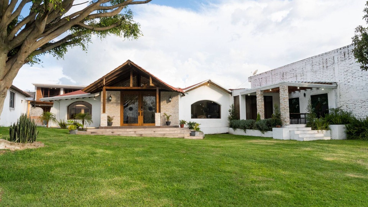 Tumbaco House | 15 min from airport! Luxurious Gated Estate with Mountain Views from the Valley.