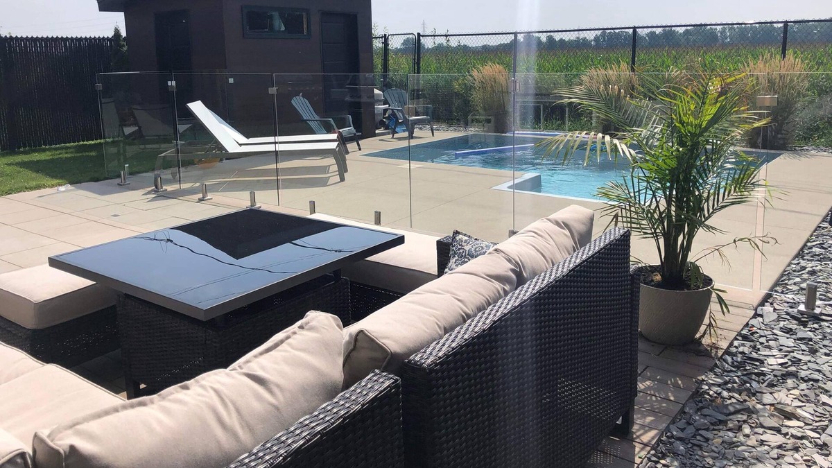 Carignan House | 15 min from dix-30, close to Montreal, quiet area with heated inground pool.
