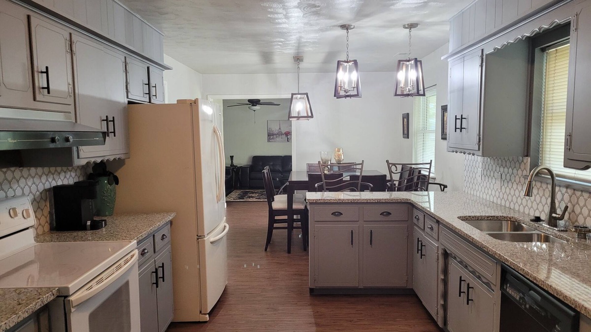 Moore House | 15 min from University Of Oklahoma