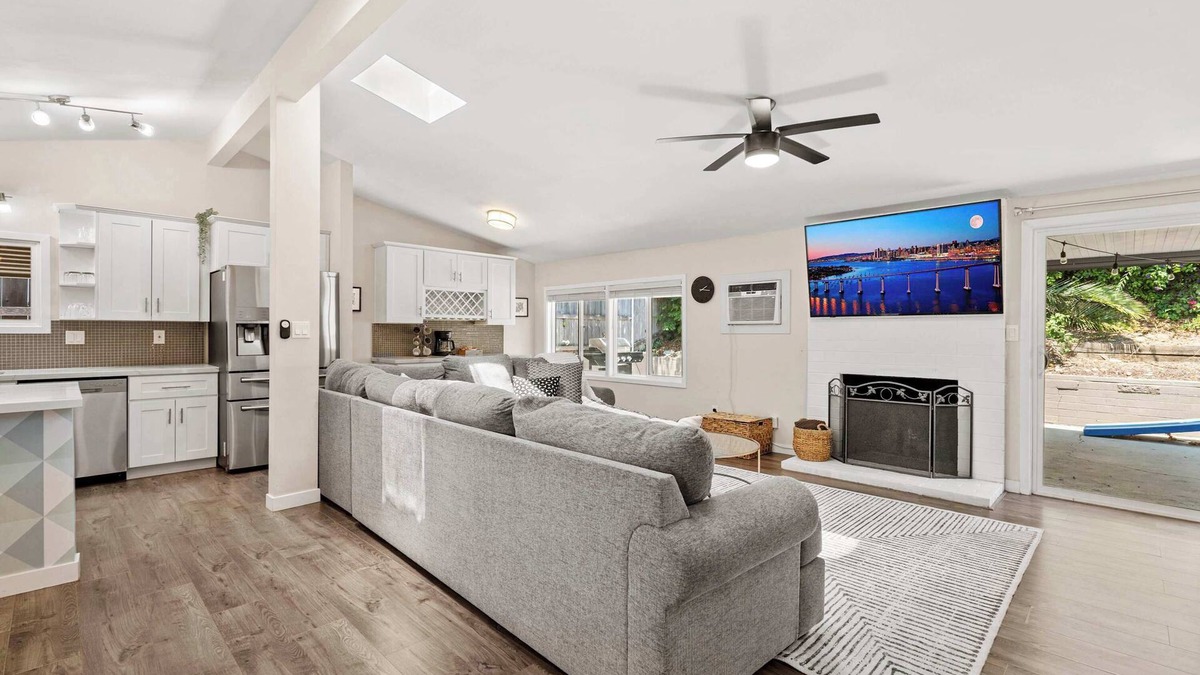 Serra Mesa House | 15 Min to Beach and Zoo! | Private Yard w/Hot Tub