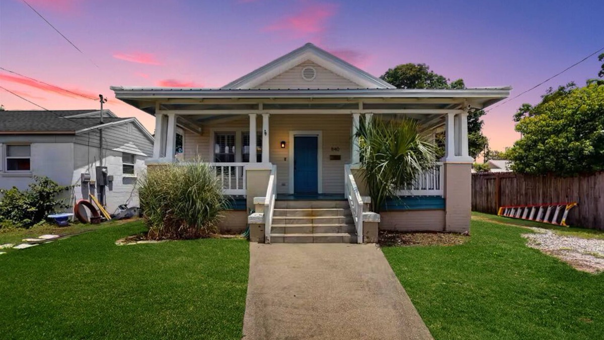 South Pensacola House | 15 MIN TO BEACH & Pet Friendly!