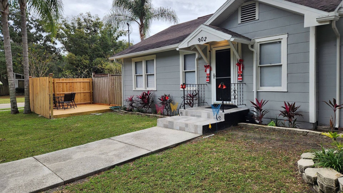 North Forest Hills House | 15 Min to Downtown Tampa. All guest must be 25 years old. Only 2 guests