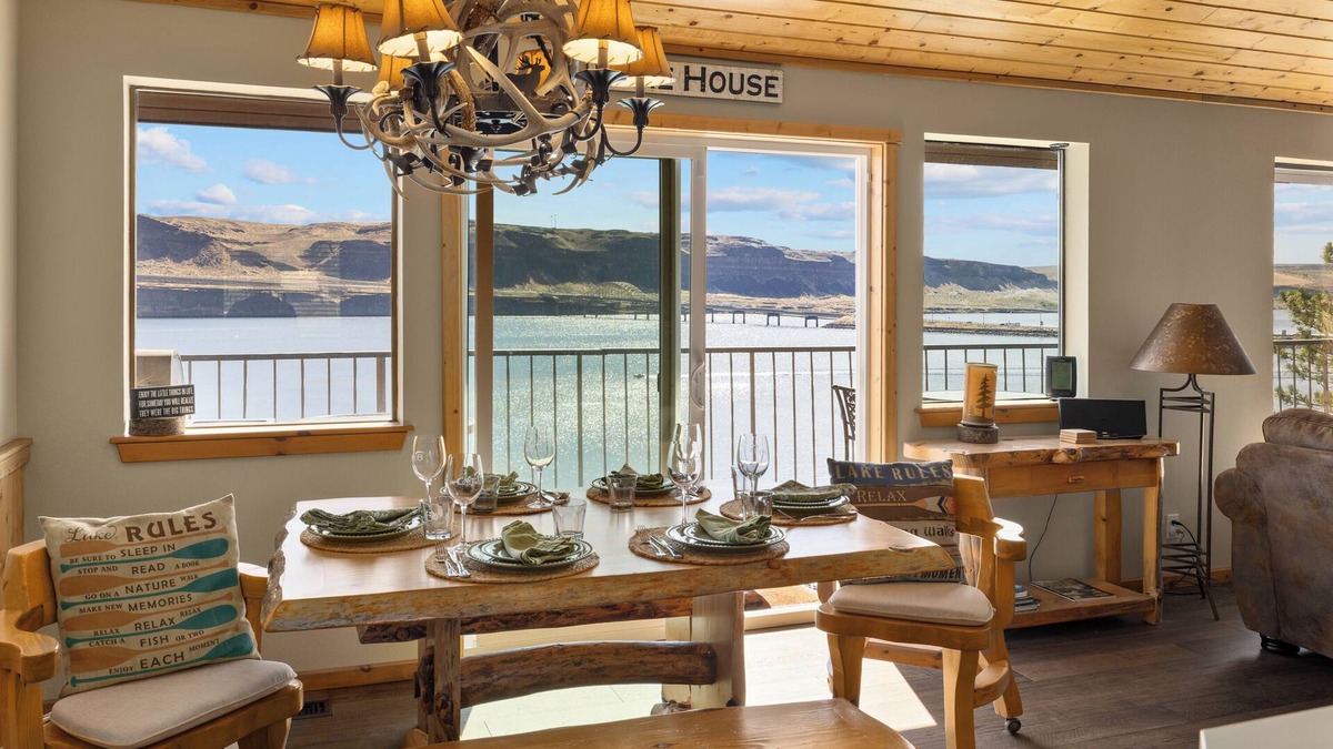 Vantage House | 15 min to The Gorge! HotTub, Tesla/EV Charger, Cave B Estate Winery!