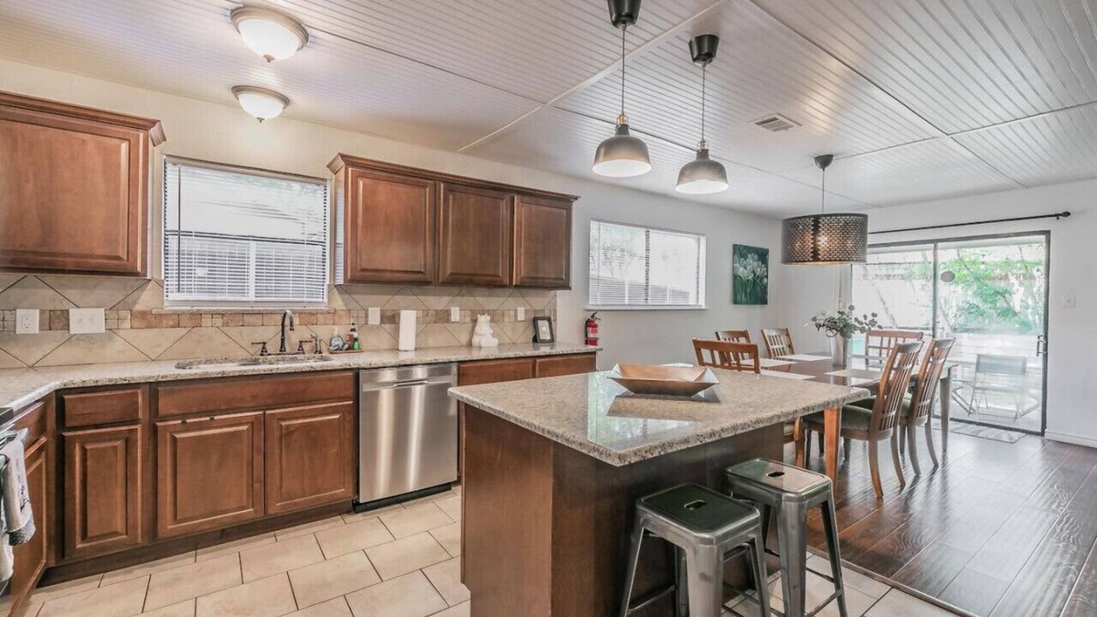 Arlington Cottage | 15-min Walk to Stadium w/Huge Yard + Firepit