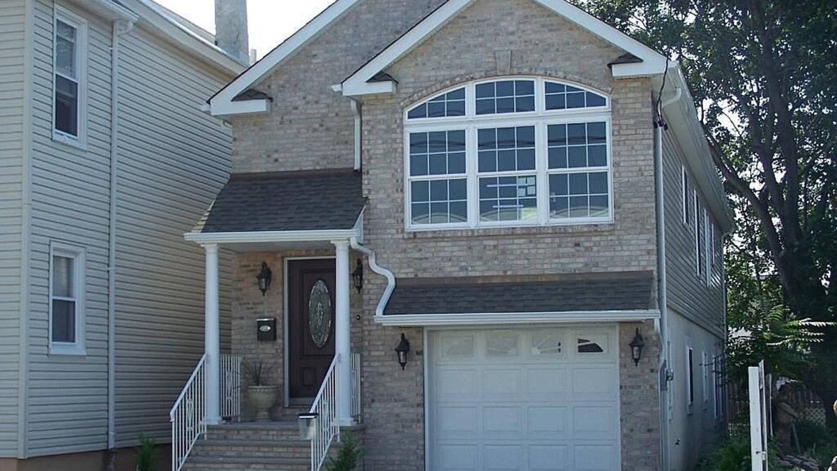 Paterson Apartment | 15 mins away from NYC & American Dream Mall. 3 BR -2 Baths. Free Washer & Dryer