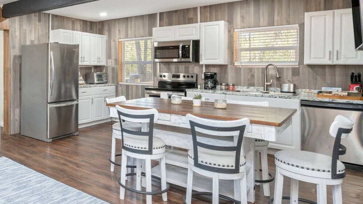 Holmes County Cabin | 15 mins from Vortex Spring, 1 hr. from best beaches in the world 10 acre getaway