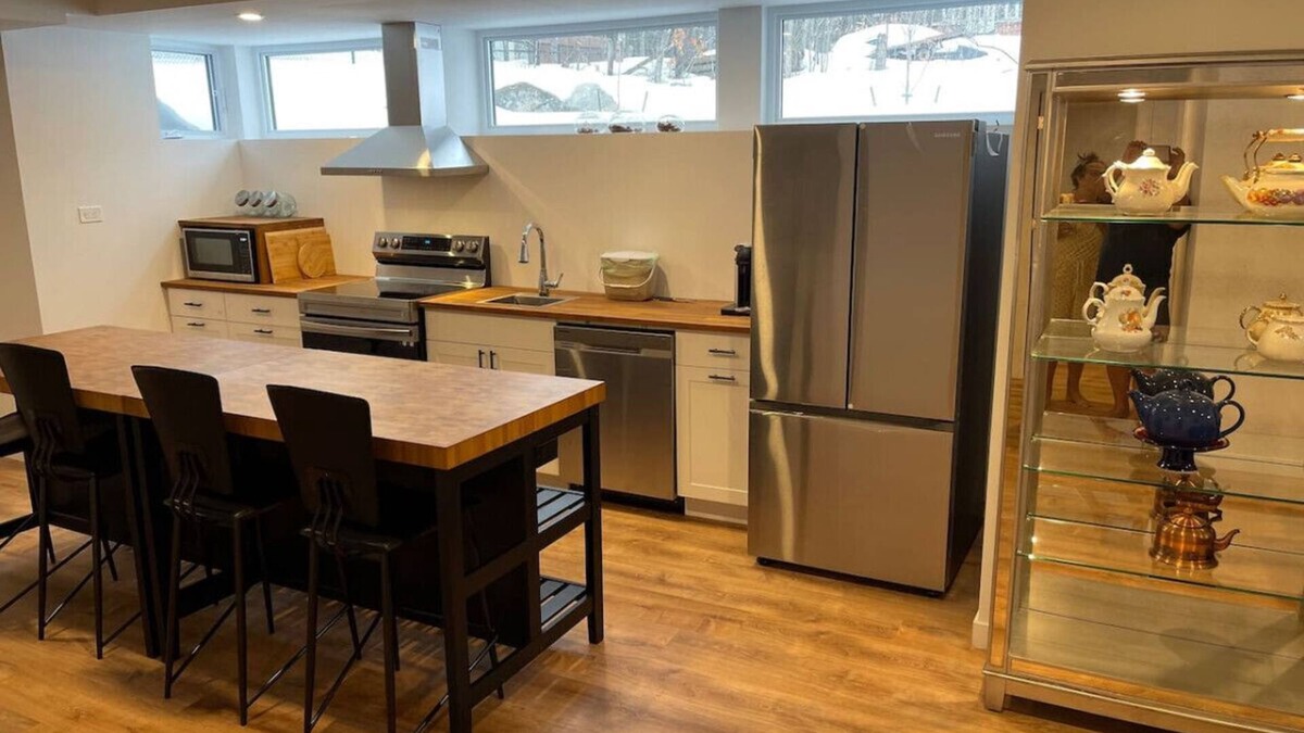Chelsea Apartment | 15 mins to DT Ottawa in Chelsea. Minutes to Nordik