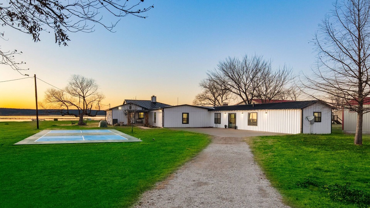 Graford House | 15 minutes from Rocker B! Luxury Waterfront PK Home - Pickle Ball Court!