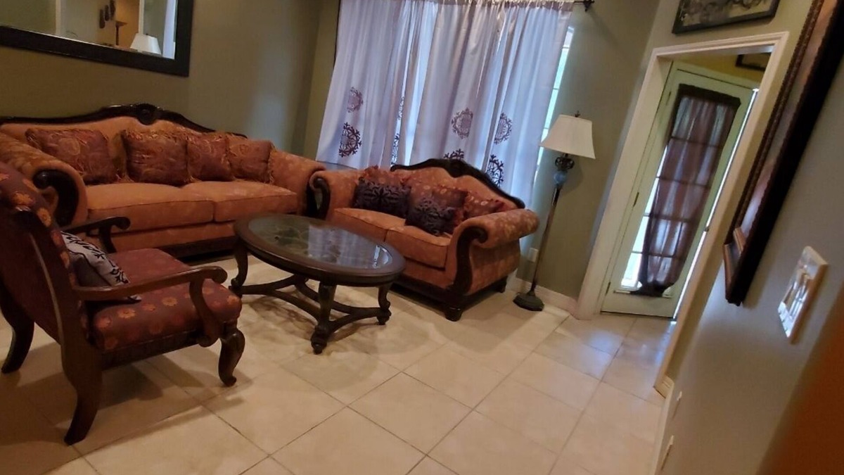 La Joya House | 15 minutes to downtow convention center walking distance to walmart