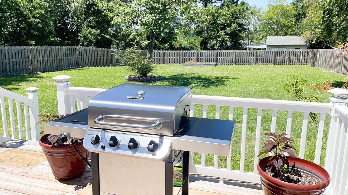 Hubert House | 15 Minutes to Emerald Isle & 9 minutes to Hubert Gate this remodeled home awaits
