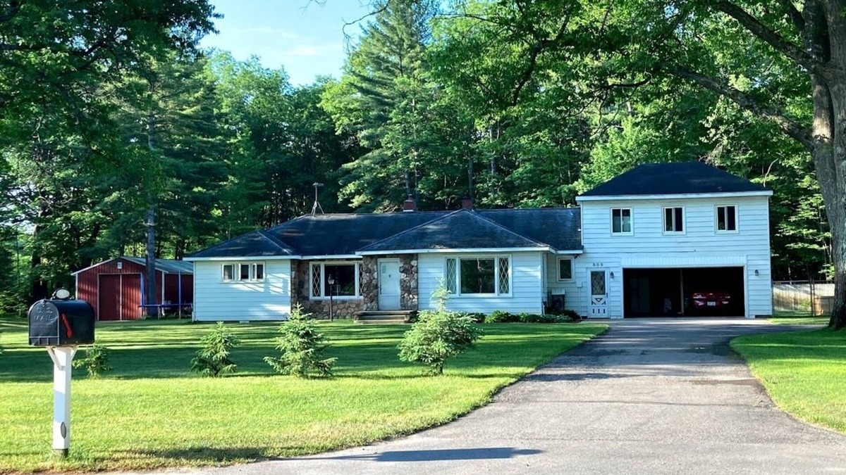 Kalkaska House | 15 mls from Great Lakes Equestrian Festival, 3 Bdrm house, huge yard, pole barn!